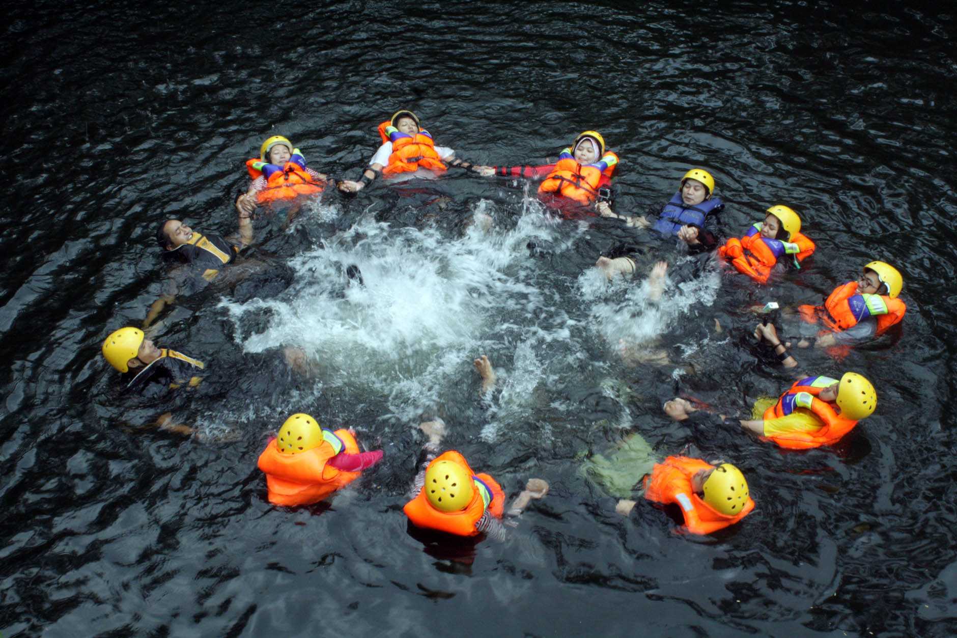 Canyoning menjadi pilihan aktivitas menantang.