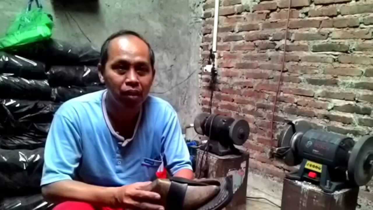 Daryanto, perajin sandal bandol menunjukan proses pembuatan sandal bandol di rumahnya.