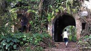 Benteng Karangbolong disebut-sebut didirikan oleh Portugis pada tahun 1825. Ada pula yang menyebut sekitar tahun 1837-1855.