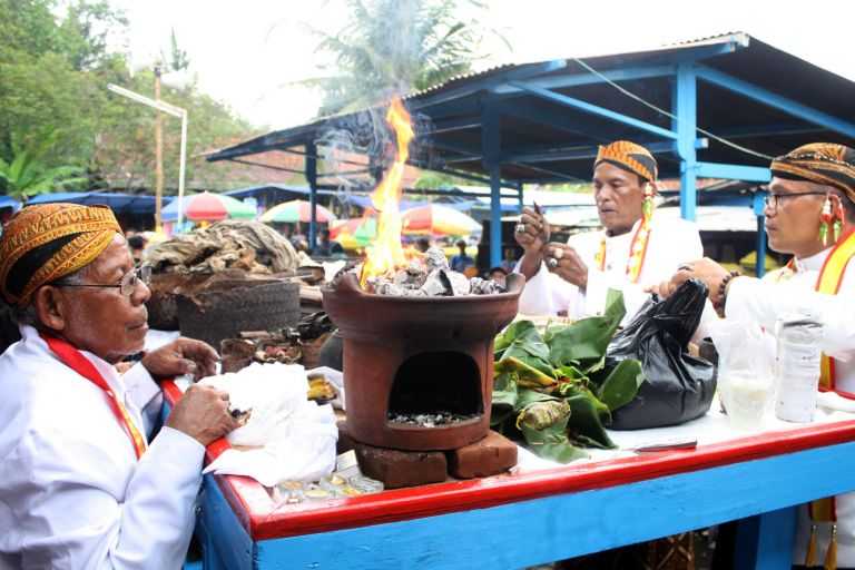 Sesepuh adat mencuci pusaka pada tradisi jamasan pusaka di Langgar Jimat Desa Kalisalak, Kecamatan Kebasen, Banyumas, Jawa Tengah.