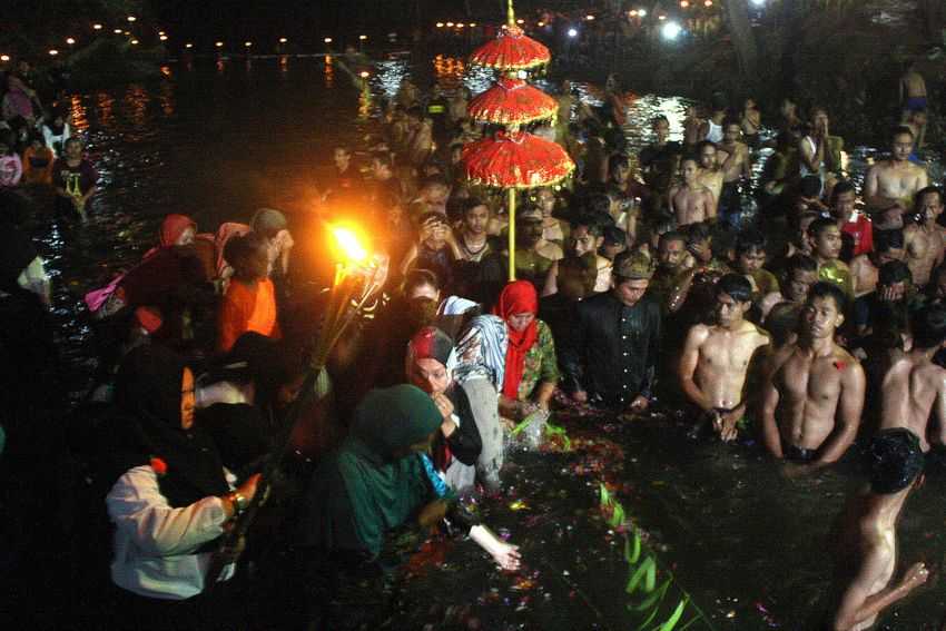 Tradisi Kungkum Kali Cawang menjadi tradisi unik yang dilakukan di Kali Cawang, Desa Banjarpanepen, Kecamatan Sumpiuh, Banyumas.