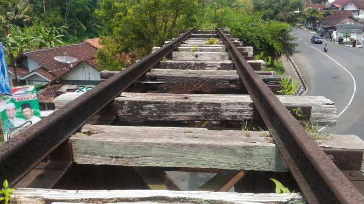 Jalur kereta api Serajoedal Stoomtram Matschcapij (SDS) menjadi salah satu jejak kolonial di Banjarnegara.