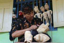 Bambang Hadi Siswoyo (50) tengah menyelesaikan pembuatan wayang golek gagrak tjlatjapan di samping rumahnya di Wanareja, Cilacap.
