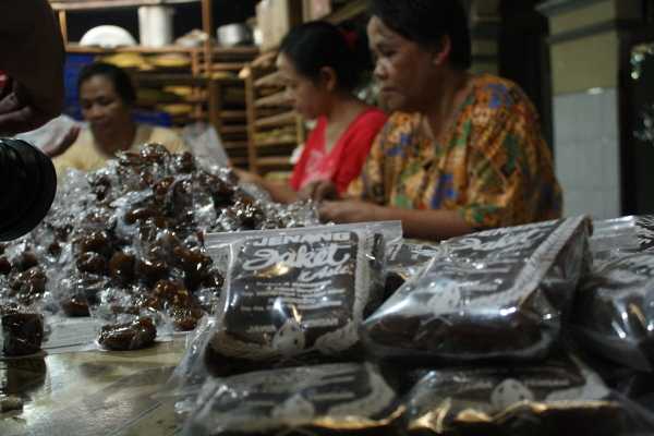 Proses produksi Jenang Jaket "Muktisari" yang beralamat di Jalan Adipati Mersi 68 Purwokerto.