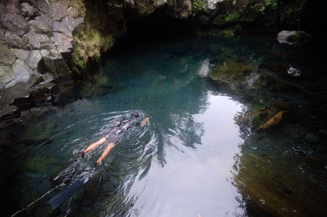 Seorang wisatawan tengah melakukan aktivitas free diving di Telaga Sunyi Baturraden.
