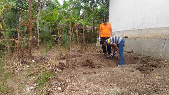OLAH TKP : Tim Inafis Polres Banyumas melakukan olah tempat kejadian perkara penemuan empat kerangka manusia di Dusun Karanggandul, Desa Pasinggangan, Banyumas, Minggu (25/8). (SB/Puji)
