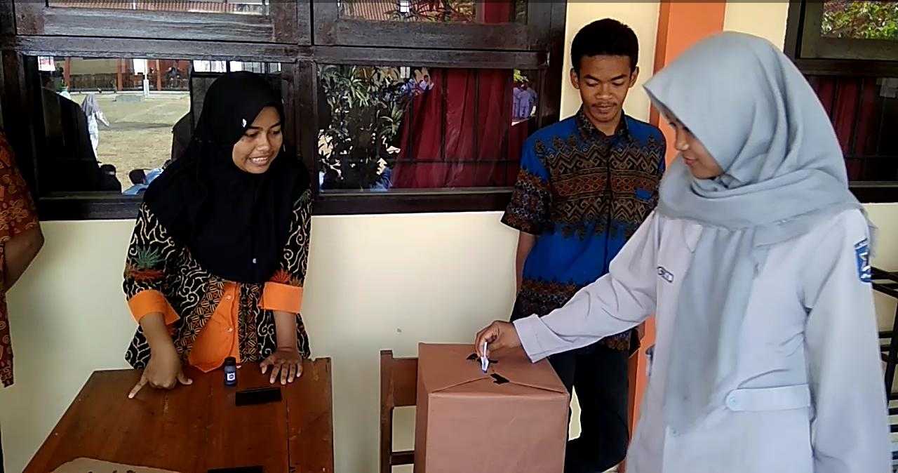 HAK SUARA : Siswa SMK N Kebasen memasukkan kertas suara pada pemilihan ketua OSIS. (SB/dok)
