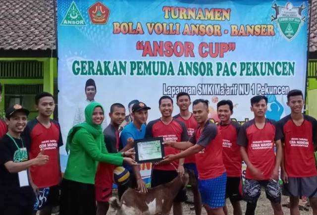 SERAHKAN HADIAH: Anggota DPRD Banyumas, Balqis Fadillah menyerahkan hadiah berupa seekor kambing kepada klub voli dari GP Ansor yang menjadi juara Ansor Cup Pekuncen, Minggu (16/9). (SB/dok)