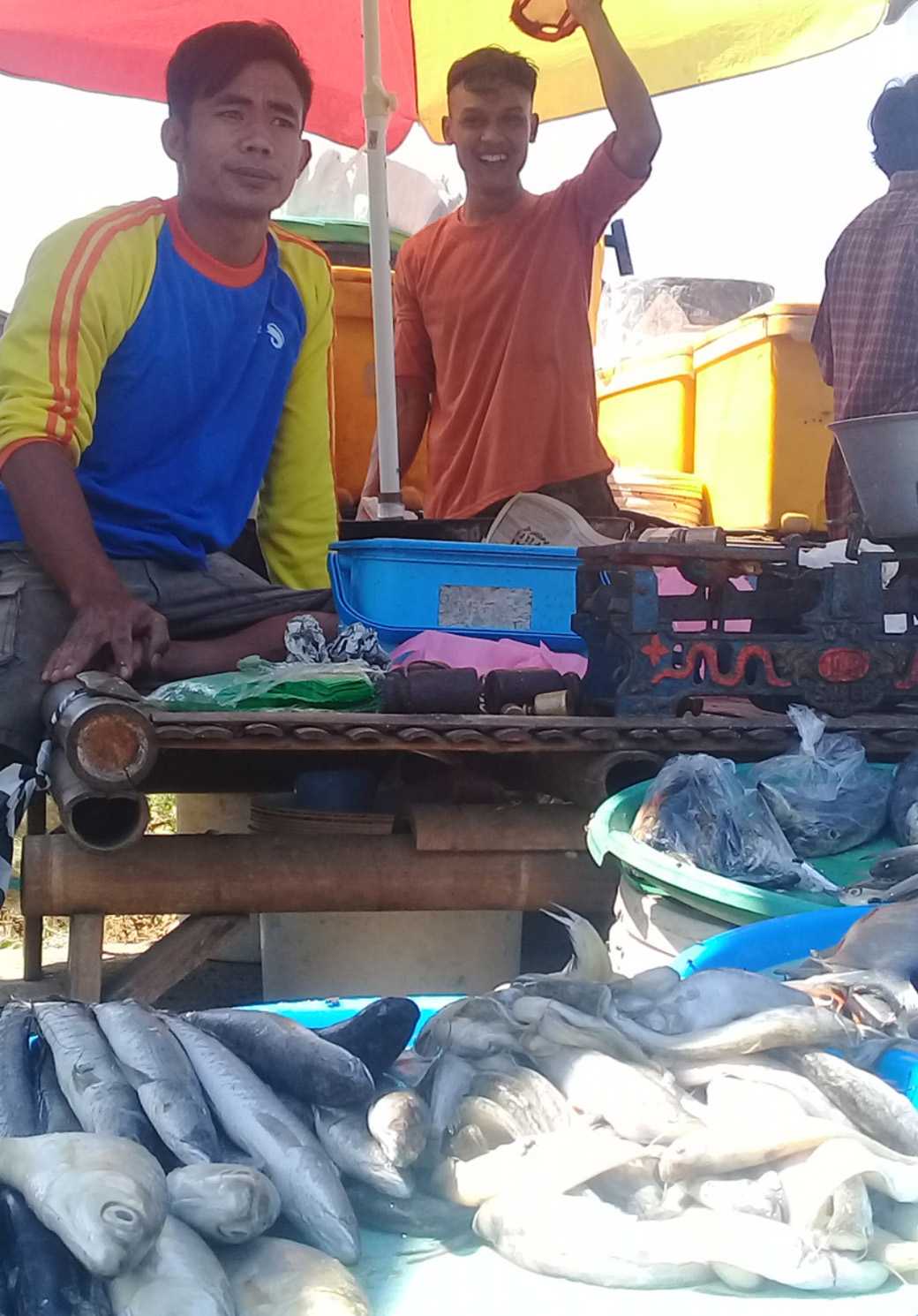 MENUNGGU PEMBELI: Seorang penjual ikan air tawar di Pasar Desa Karangpucung, Kecamatan Karangpucung, Kabupaten Cilacap menunggu pembeli, baru-baru ini. (SB/Akbar Teha)