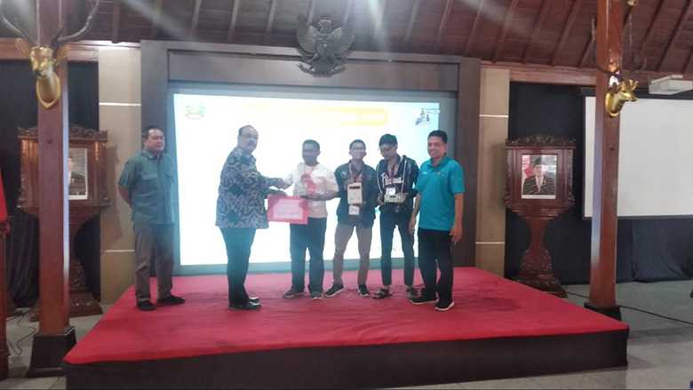 Sekda Banyumas Wahyu Budi Saptono menyerahkan hadiah kepada para pemenang lomba  Internet of Things (IoT) for Smart City.  (SB/Agus W)