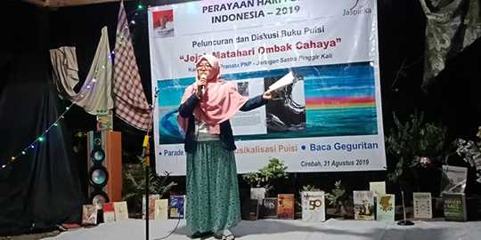 BACA PUISI: Seorang warga membacakan puisi di acara Peringatan Hari Puisi Indonesia yang digelar oleh Jaspinka Gumelar, di Dusun Cirebah, Desa Cihonje, Kecamatan Gumelar, Sabtu (31/8) malam.  (SB/Susanto)
