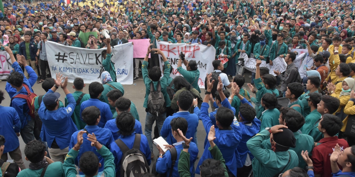 Aksi mahasiswa di alun-alun Purwokerto