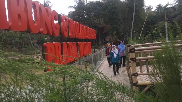 KUNJUNGI EMBUNG: Warga Karanglewas mengunjungi lokasi wisata Embung dan Kolam Pancing Prabawulan, Desa Karangkemiri, Kecamatan Karanglewas yang sedang dibangun kemarin.(SB/Susanto-)