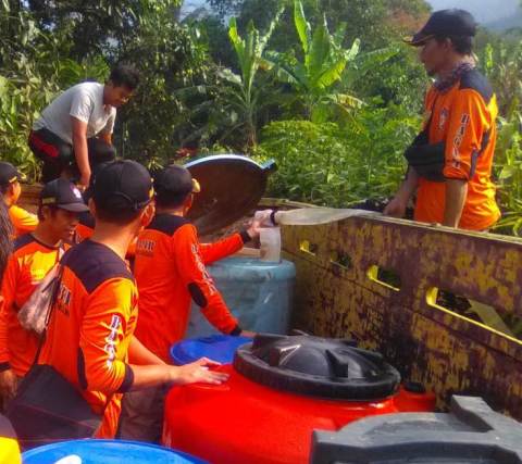 KIRIMKAN AIR BERSIH: Banser Siaga Bencana (Bagana) Pekuncen Banyumas mengirimkan air ke wilayah krisis air kemarin siang.