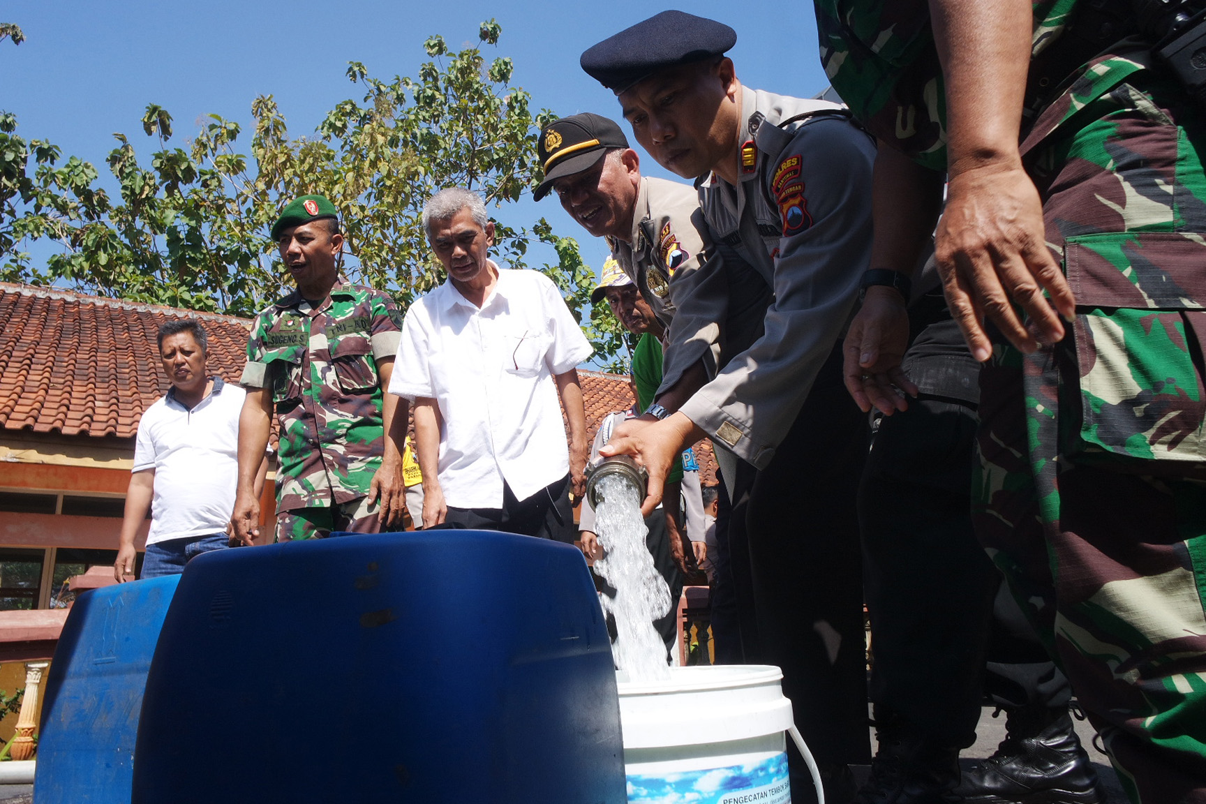 DISTRIBUSIKAN AIR : Polres Banyumas mendistribusikan air bersih ke Desa Kediri, Karanglewas beberapa waktu lalu.