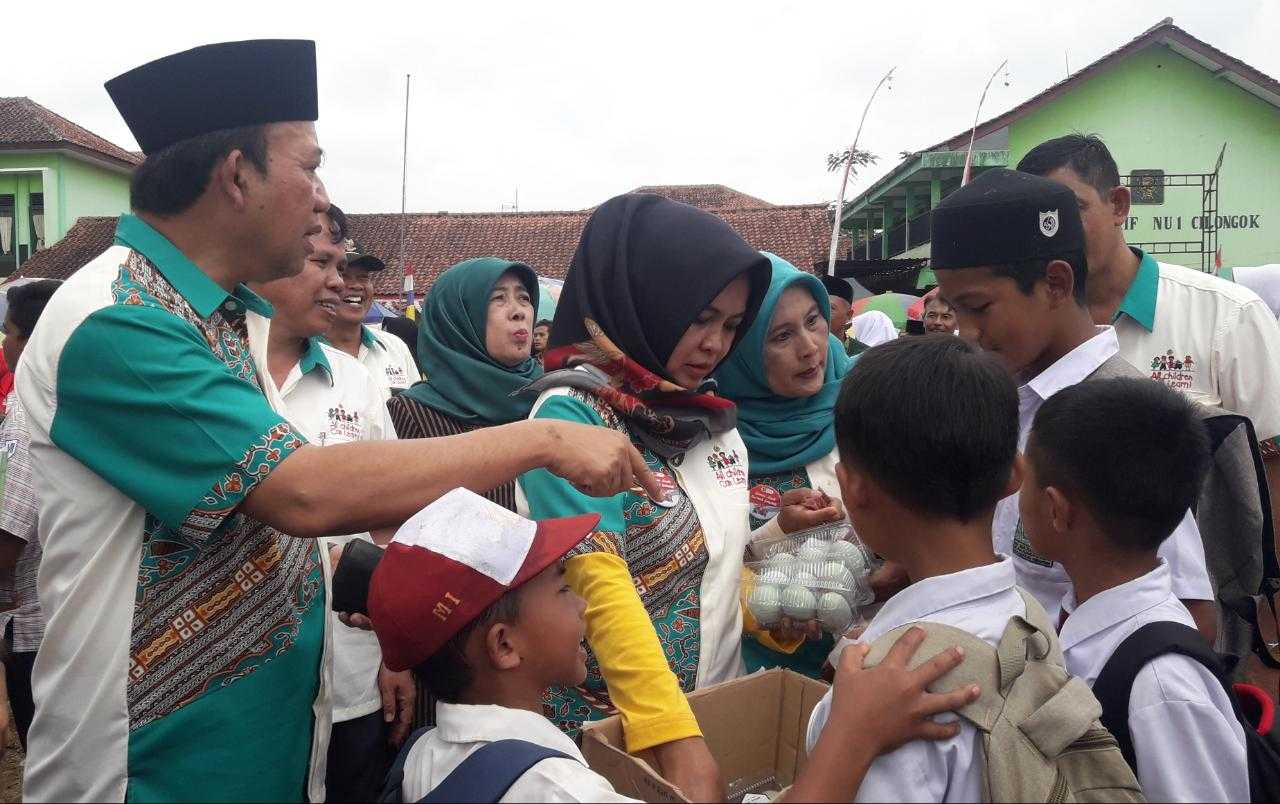 TELOR ASIN: Siswa MI Maarif NU  1 Karangkemiri menawarkan telor asin kepada Bupati Banyumas, Achmad Husein saat gebyar inklusi di Cilongok pekan lalu (SB/dok)