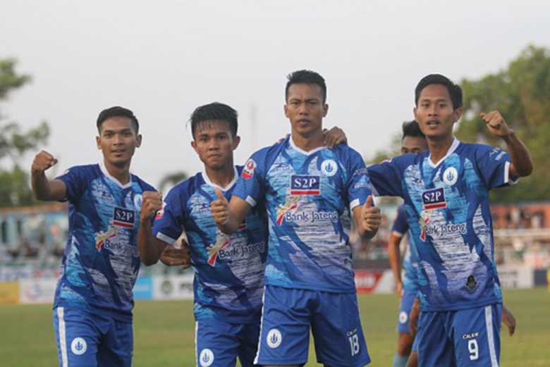 RAYAKAN GOL-Pemain PSCS Tinton Suharto (2 dari kanan) merayakan gol bersama rekan-rekannya, saat mengalahkan Babel United FC, kemarin. (SB/Budi)