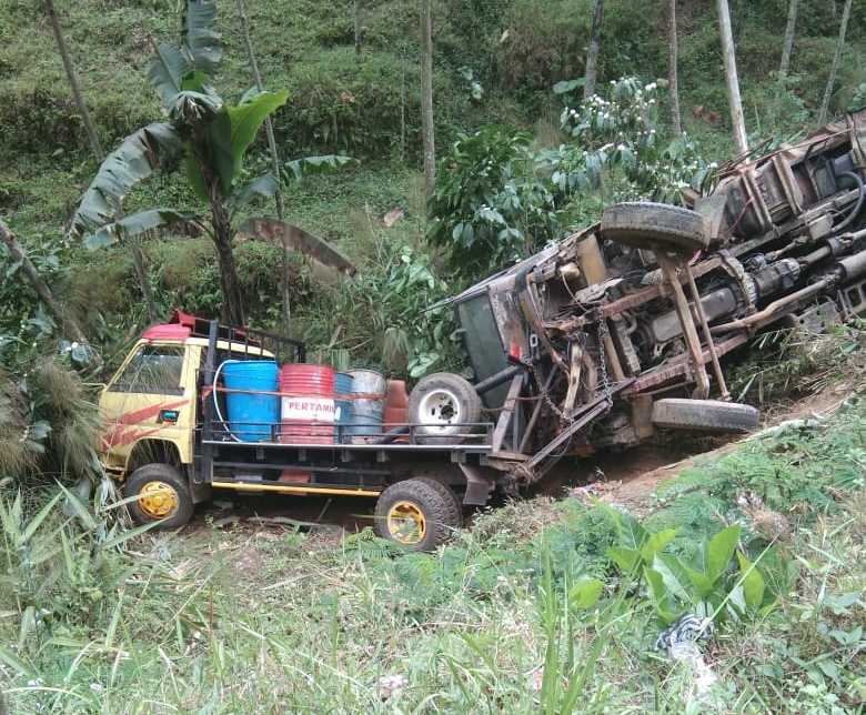 TRUK TERGULING : Truk derek dan dump truk yang diderek terguling dan masuk kebun di Jalan Raya Karangreja tepatnya di wikayah Dusun Siaren, Desa/Kecamatan Karangreja, Selasa (3/9) malam.  (SB/Ryan)