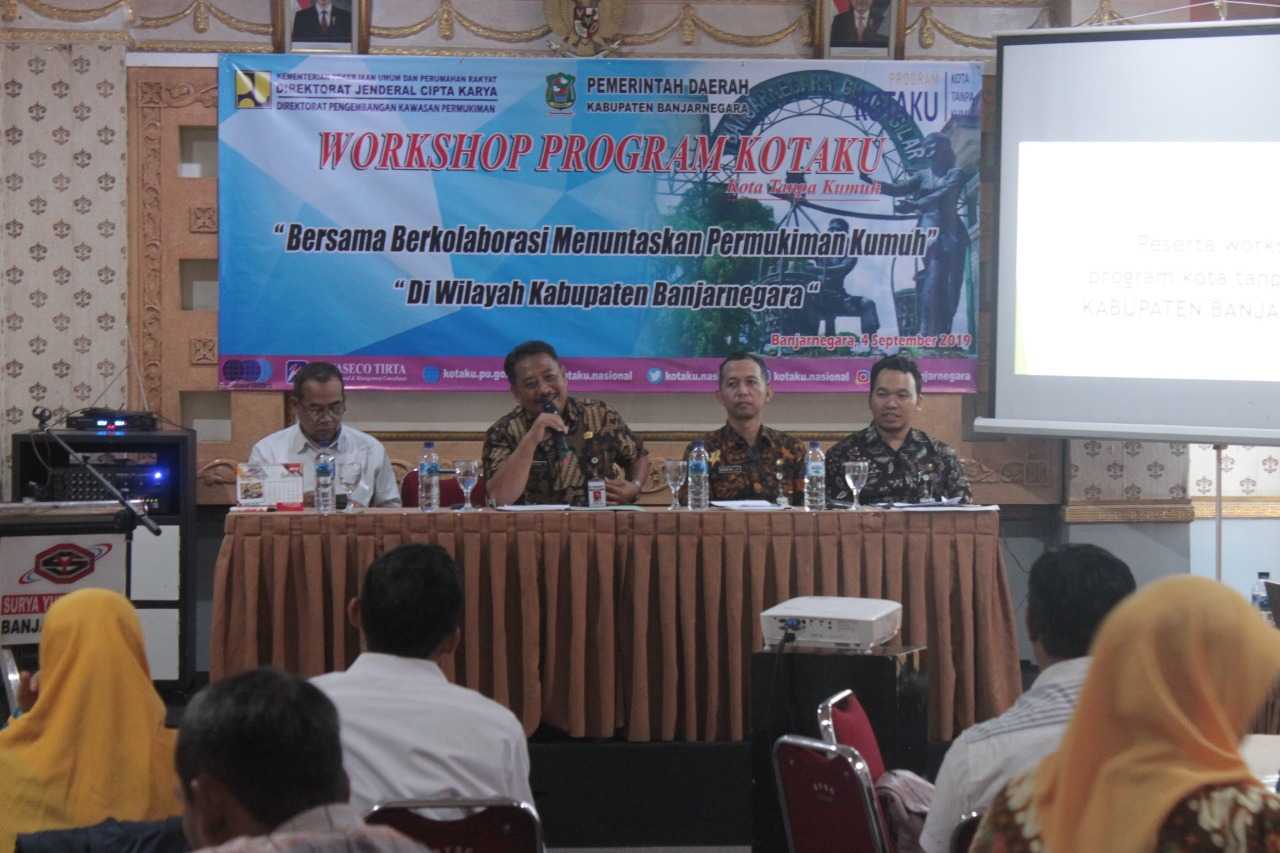 WORKSHOP KOTAKU: Kepala Dinas PKPLH Banjarnegara Tursiman memberikan pemaparan pada Workshop Kotaku yang diikuti oleh 30 peserta dari berbagai pemangku kepentingan. (37) (SB/Castro )
