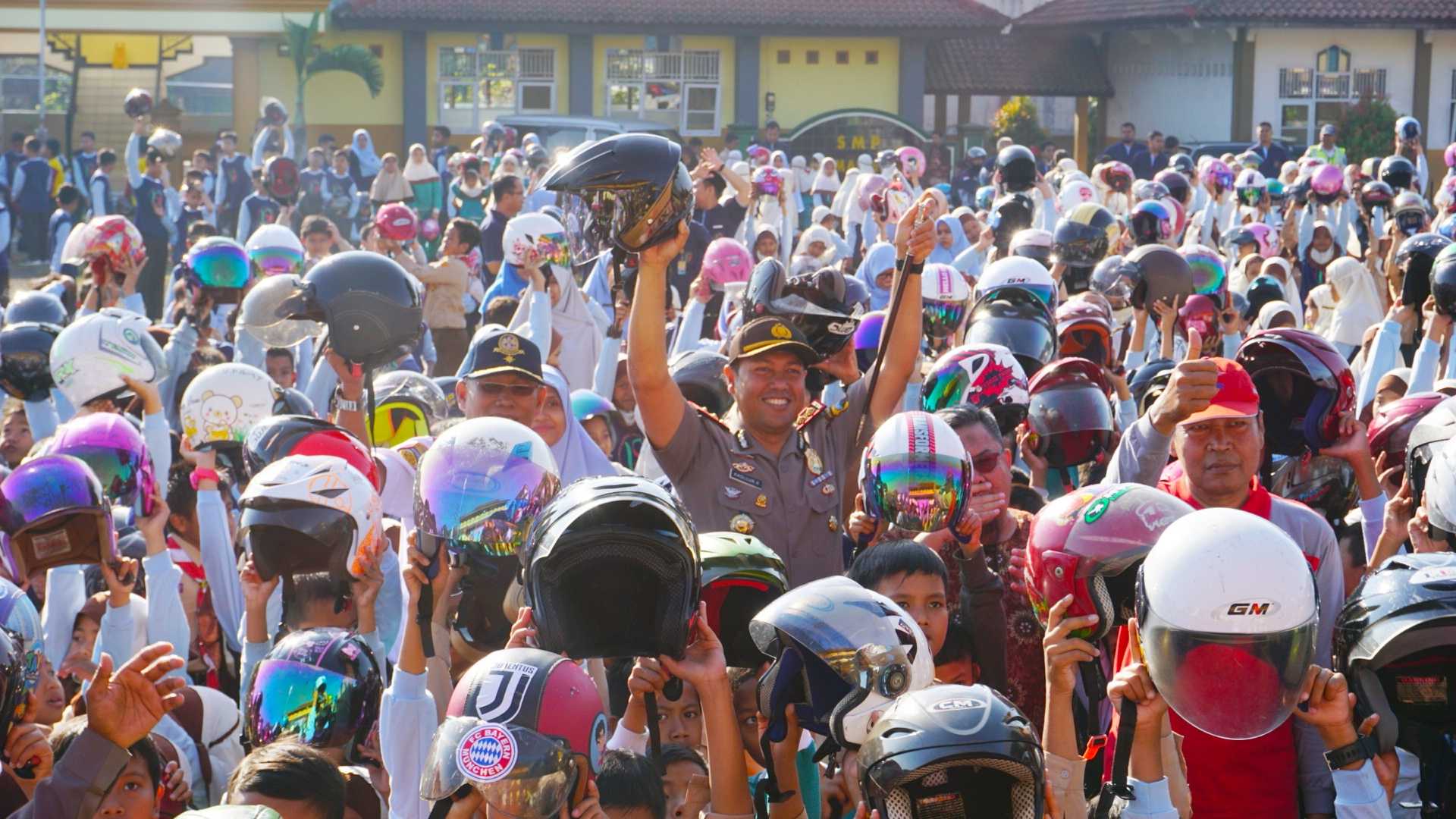PAKAI HELM: Para siswa MI Istiqomah Sambas serentak mengenakan helm SNI dalam rangka Operasi Patuh Candi 2019, Satlantas Polres Purbalingga, Sabtu (7/9).  (SB/Ryan)