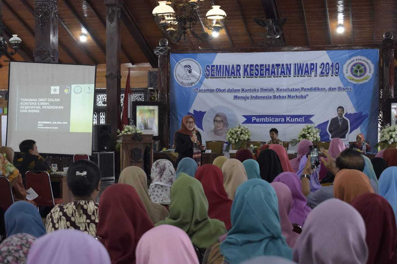 SEMINAR KESEHATAN: Presiden OWSD Indonesia National Chapter Sri Fatmawati menyampaikan paparan tentang pemanfaatan tanaman obat dalam seminar yang digagas IWAPI dan Politeknik Banjarnegara.  (SB/Castro)