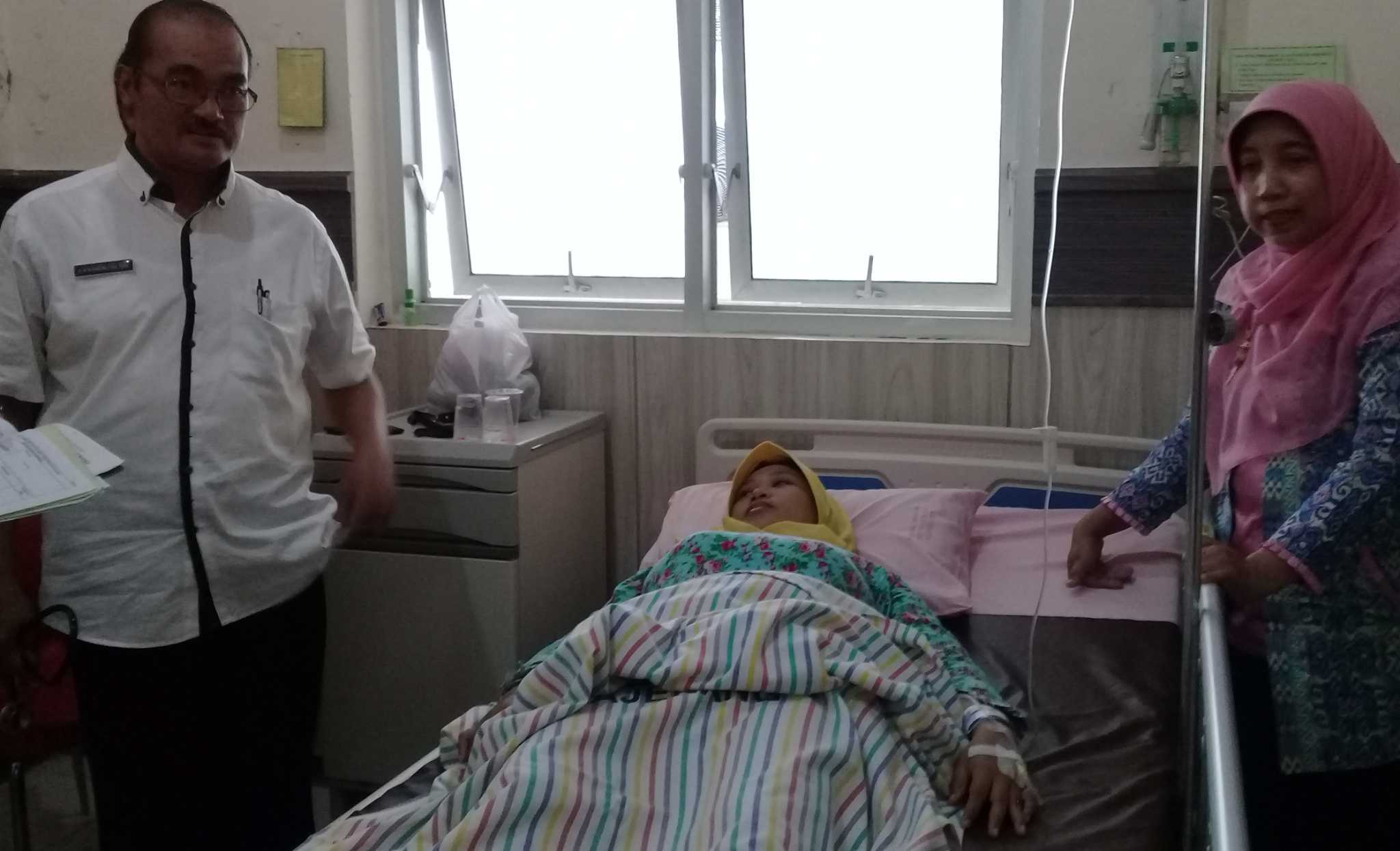 PERIKSA KESEHATAN: Pihak medis RSUD Majenang, Kabupaten Cilacap memeriksa kesehatan Dwi Nur Hanifah, seorang ibu yang  melahirkan tiga anak kembar, Minggu (15/9). (37) (SB/Akbar Teha)
