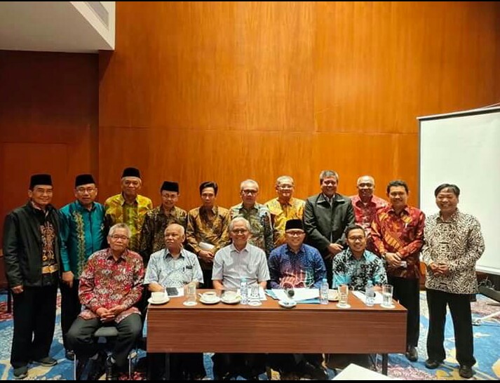 ALIH STATUS : Rektor IAIN Purwokerto Dr. H. Moh Roqib, M.Ag (berdiri, empat dari kiri) saat menghadiri FGD tentang perubahan bentuk IAIN menjadi UIN, di Jakarta, Minggu - Senin (22-23/9). (SB/dok)