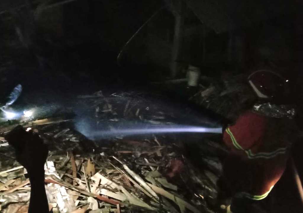 TENGAH MALAM: Petugas memadamkan api hingga proses pendinginan di tempat penggergajian kayu Desa Madusari Kecamatan Wanarja Kabupaten Cilacap yang terbakar Senin tengah malam (16/9).