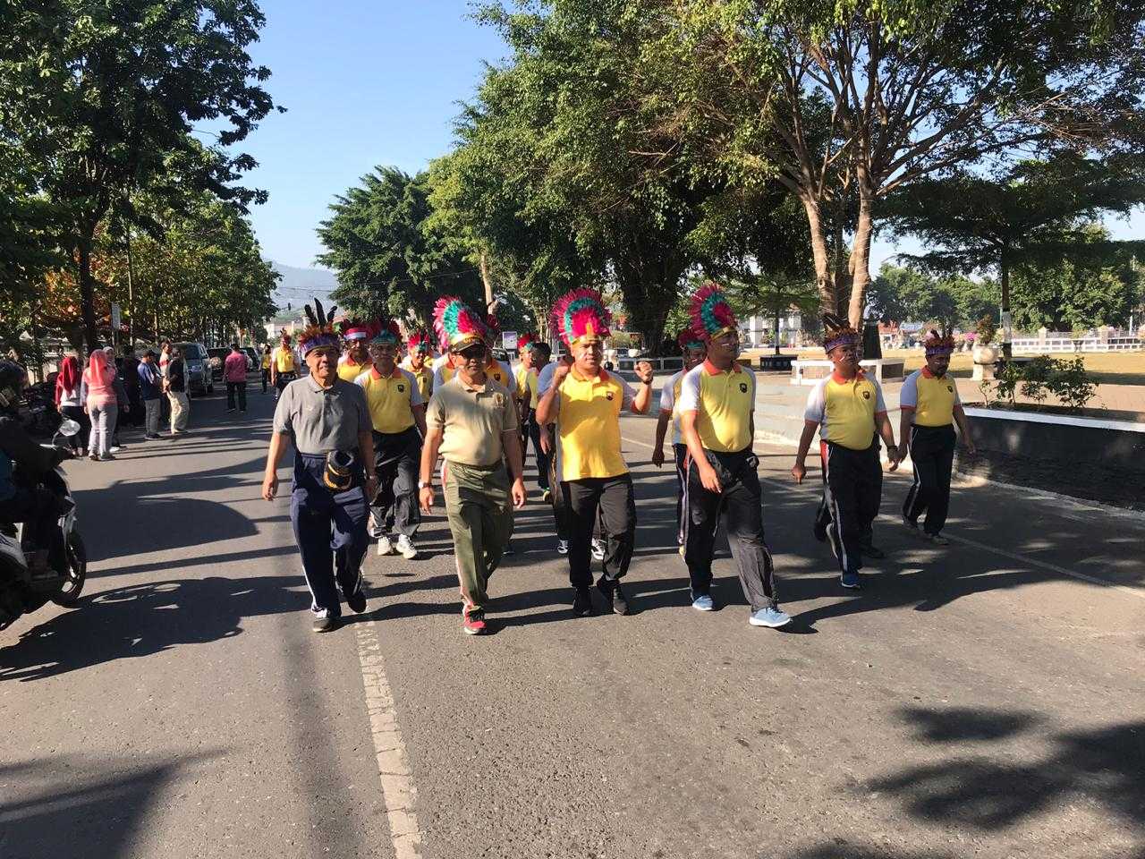 JALAN SEHAT : Kapolres Banjarnegara, AKBP Aris Yudha Legawa bersama keluarga besar Polres Banjarnegara mengikuti jalan sehat Hari Bhayangkara Polantas ke-60