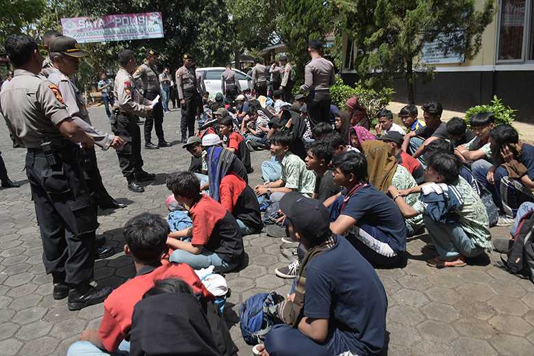 DATA IDENTITAS: Petugas Polres Banyumas mendata identitas puluhan pelajar dari Bogor yang diamankan akibat mengganggu lalu lintas di Buntu, di Mapolres Banyumas, Kamis (12/9). (SB/Dian)