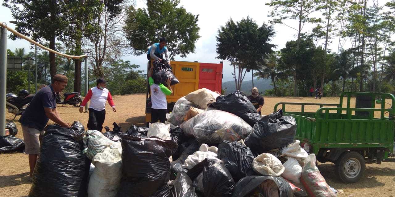 WORLD CLEAN UP DAY: Puluhan kantong berisi sampah berhasil dikumpulkan pada kegiatan World Clean Up Day (WCD) 2019  di sekitar Lapangan Ponjen Desa Pagedongan Kecamatan Pagedongan.