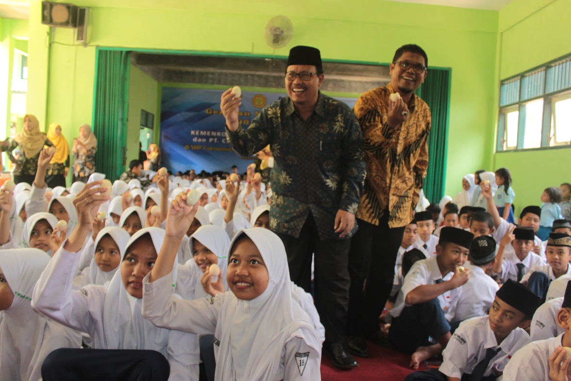 MAKAN TELUR: Ratusan siswa SMP Cokroaminoto meakan telur bersama pada kegiatan Gerakan Makan (Gema) 100 juta telur yang dicanangkan oleh pemerintah di seluruh wilayah Indonesia. (SB/Suwito)