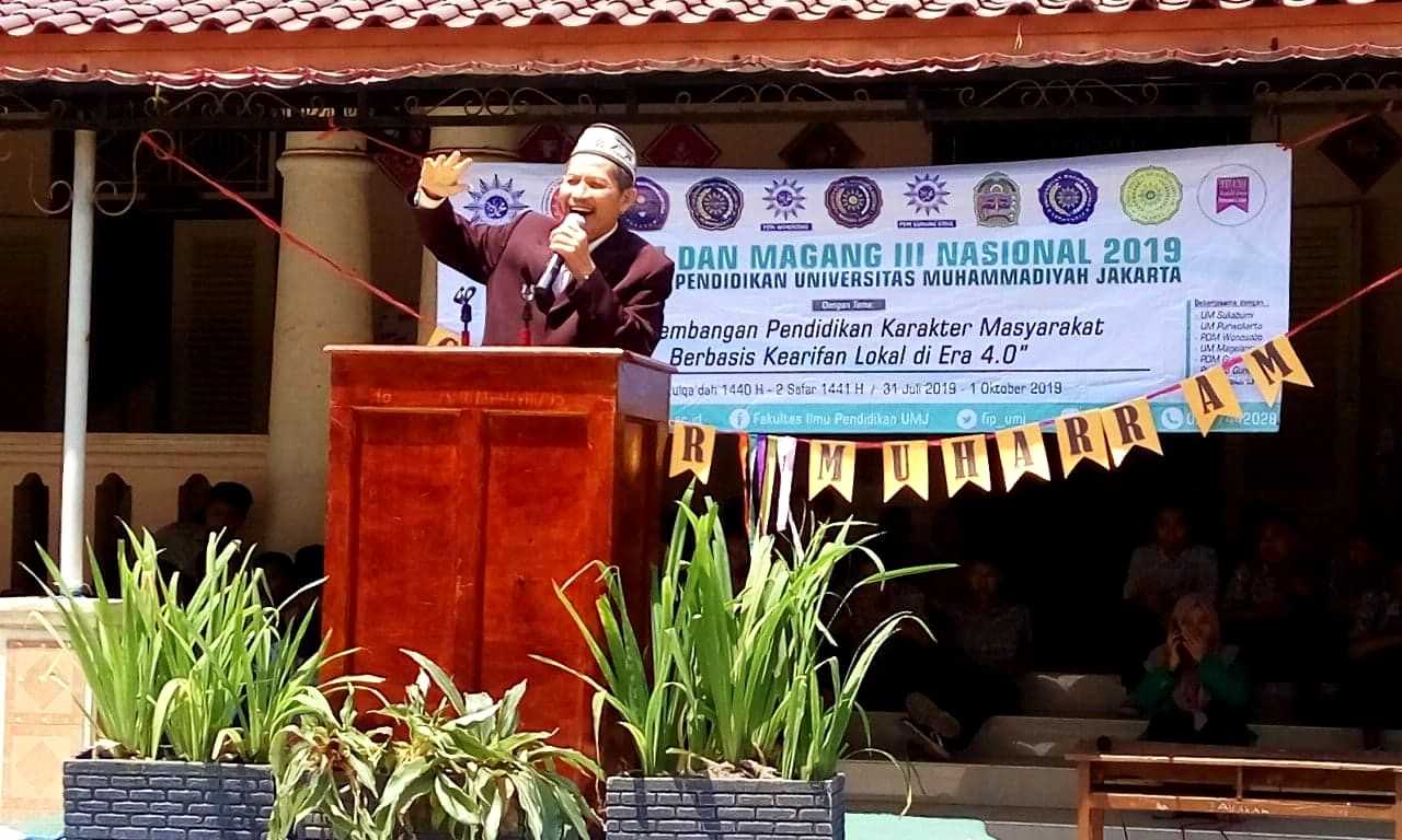 SAMBUTAN: Kepala SMA Muhammadiyah 1 Purbalingga Fauzan membuka acara Gebyar Muharram. (SB/Noegroho)