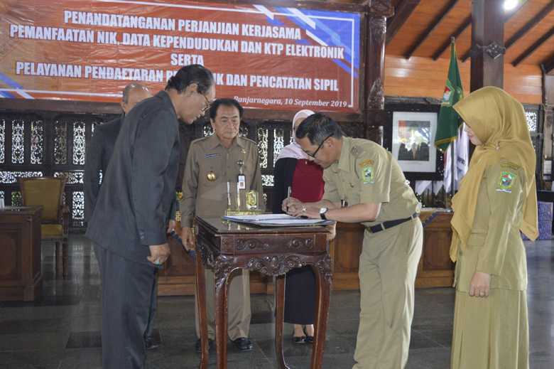 TANDA TANGAN: Perwakilan pemerintahan desa dan kelurahan menandatangani nota kerja sama layanan administrasi kependudukan dengan Disdukcapil Banjarnegara, Selasa (10/9). (SB/Castro S)