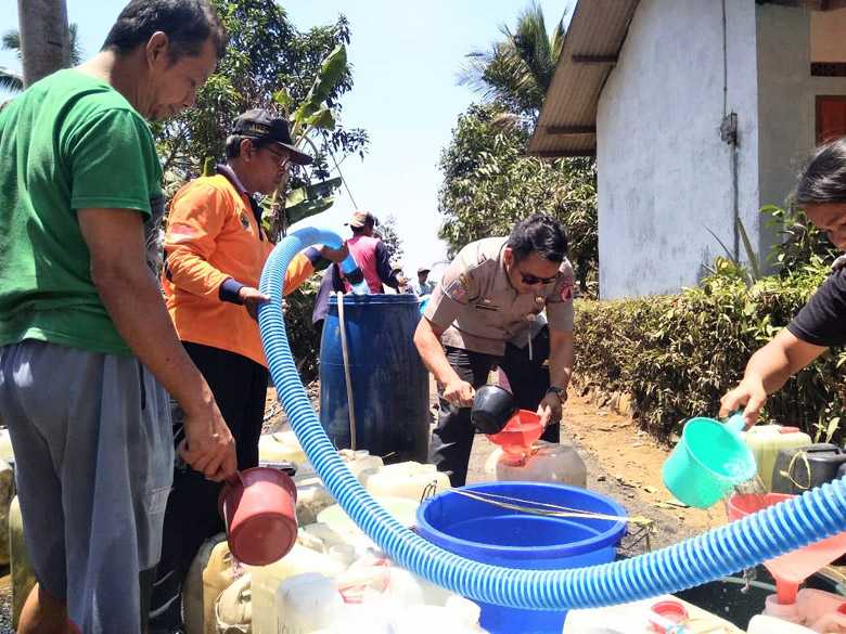 SALURKAN BANTUAN: Petugas BPBD Cilacap menyalurkan bantuan air bersih untuk warga, baru-baru ini. (SB/dok)