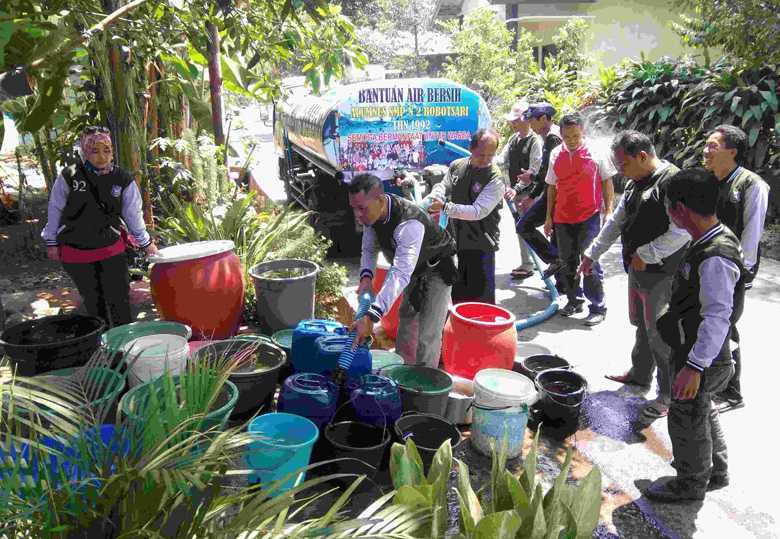 AIR BERSIH : Alumni SMP 2 Bobotsari 1992 membantu air bersih di di Desa Karangmalang, Kecamatan Bobotsari, Selasa (10/9). (SB/Ryan)