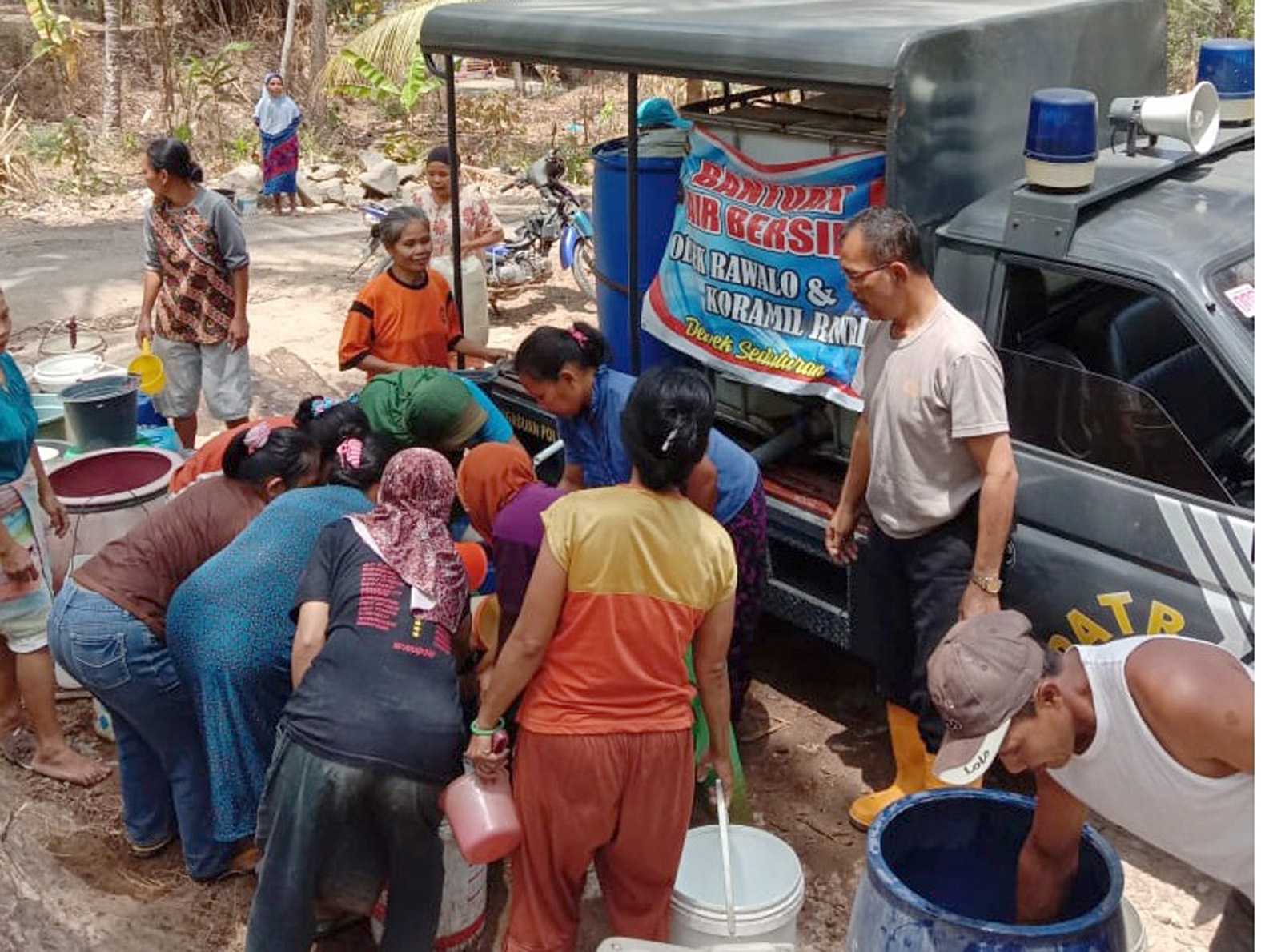 DISTRIBUSI AIR BERSIH : Anggota Polsek Rawalo tengah mendistribuskan air bersih di desa yang kekurangan air Kamis 
(19/9). (37)  (SB/dok)