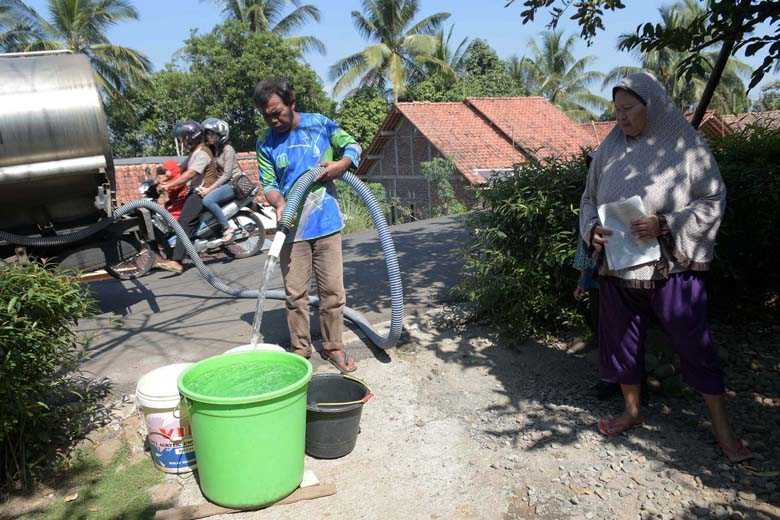 BANTUAN AIR BERSIH: Petugas menyalurkan bantuan air bersih di Banyumas. (SB/Dian)