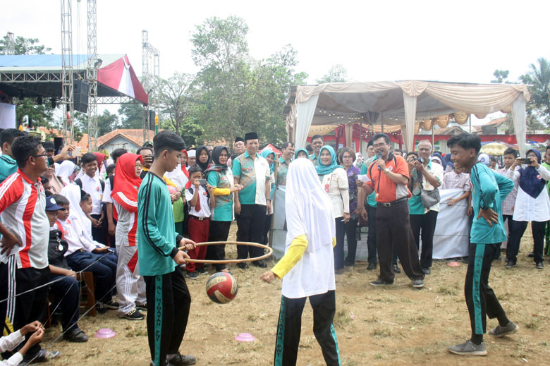 GEBYAR INKLUSI: Sejumlah siswa MTs di Kabupaten Banyumas mengikuti Gebyar Inklusi Banyumas di Lapangan Cilongok, baru-baru ini.(SB/Budi S)