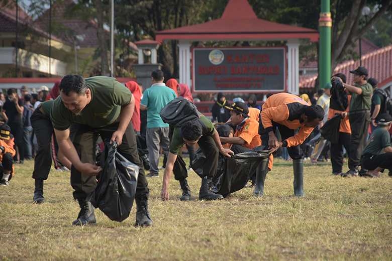 BERSIHKAN ALUN-ALUN: Sejumlah elemen masyarakat membersihkan Alun-alun Purwokerto saat gerakan "Banyumas Kudu Resik", bagian dari aksi Word Clean Up Day 2019, Sabtu (21/9) (SB/Dian)