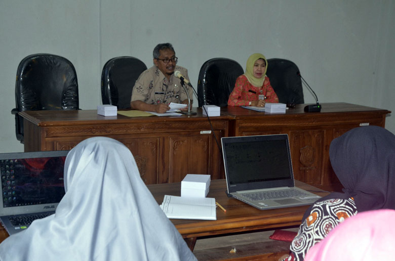 BERI ARAHAN: Sekretaris Dinkominfo Banjarnegara Setya Adhi Prabayuwana beri arahan peserta kegiatan input data Banjarnegara dalam Angka di Aula Setda Banjarnegara.(SB/Suwito)