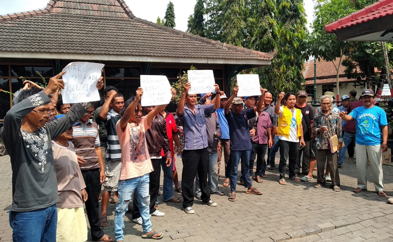 UNJUK RASA: Warga Desa Jompo, Kecamatan Kalimanah berunjuk rasa di Halaman Pendapa Dipokusumo, Jumat (27/9).