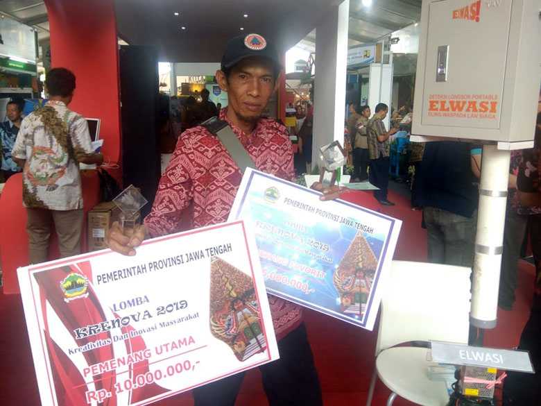 JUARA: Staf BPBD Banjarnegara, Sudarsono tunjukkan piagam Pemenang Utama dan Favorit Krenova Jateng 2019.