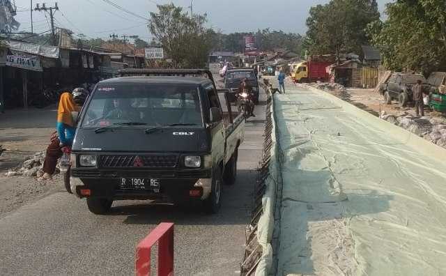 MELINTAS: Angkutan barang tetap melintas di jalan lingkar Ajibarang yang saat ini sedang dibangun. (SB/Susanto-20)