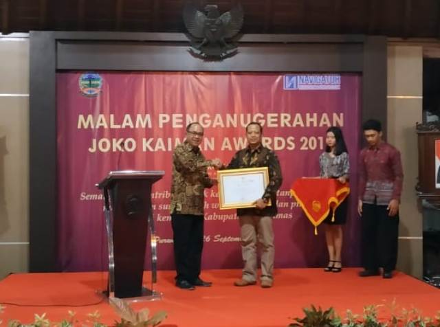 SERAHKAN PENGHARGAAN: Wakil Bupati Sadewo Tri Lastiono menyerahkan penghargaan pada saat penyerahan Joko Kaiman Awards 2019, Kamis (26/9) malam lalu di Pendapa Si Panji Purwokerto.