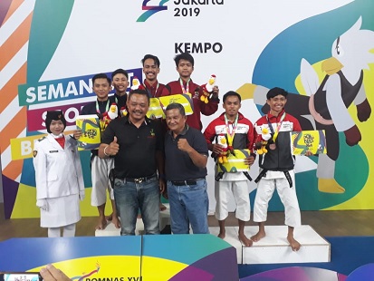 RAIH EMAS-Kenshi Banyumas peraih emas berfoto usai terima medali Pomnas, di Jakarta, Kamis (27/9). (SB/dok).