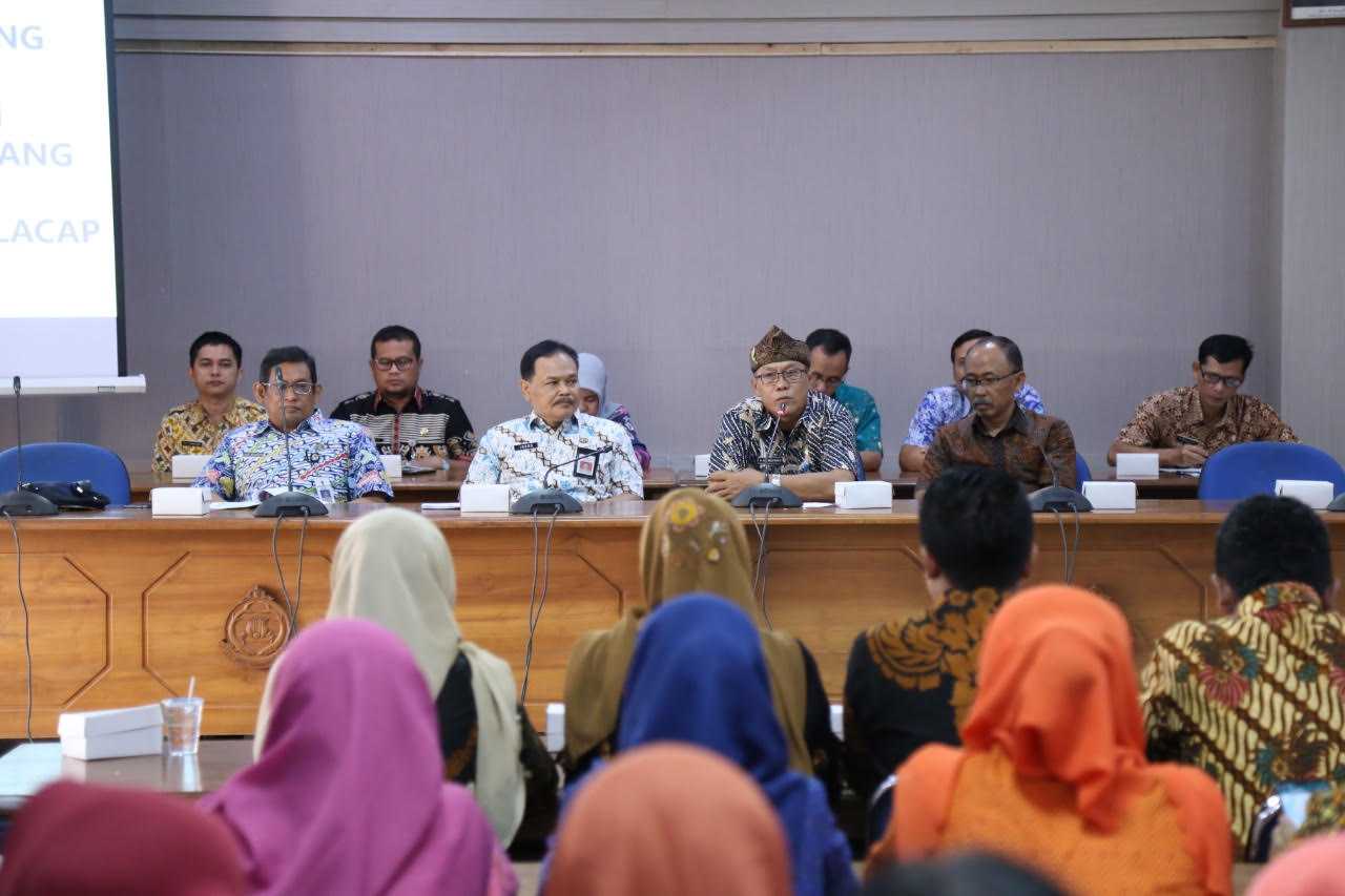 KUNJUNGAN KERJA: Wabup Cilacap, Syamsul Auliya menerima rombongan Kabupaten Subang, Rabu (11/9 (SB/dok)