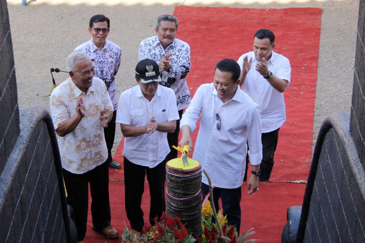 MERESMIKAN MONUMEN: Ketua DPR RI Bambang Soesatyo didampingi Bupati Budhi Sarwono dan Wabup Syamsudin meresmikan monumen Dr Sulistyo dengan memotong tali dadung menggunakan kudhi. (SB/Castro)