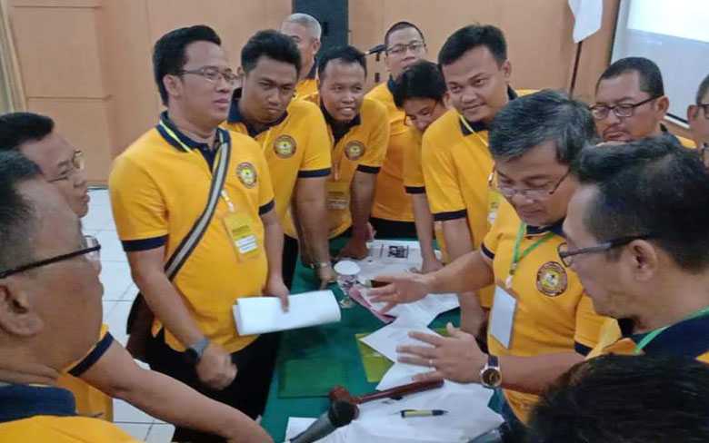 TEGANG: Suasana Pemilihan ketua umum KA Unsoed periode 2019-2023, di gedung rektorat, berlangsung tegang,(SB/Agus W)