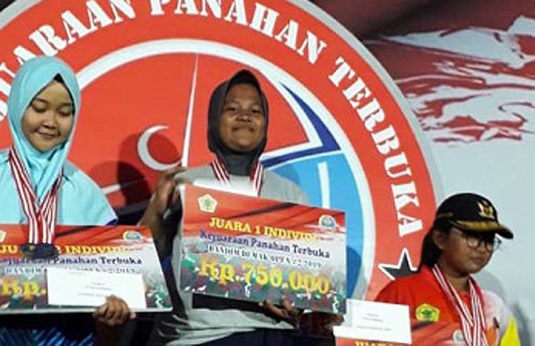 TERIMA MEDALI-Pepanah Banyumas, Azfa, terima medali emas Dandim Cup di Demak. (SB/dok).